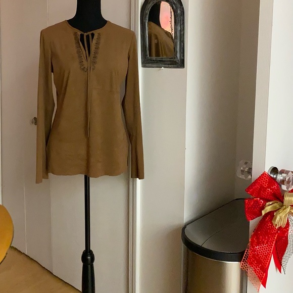 Max Studio women long sleeves blouse faux suede 
100% polyester RN# 58822 Cut# 7 - Picture 15 of 15
